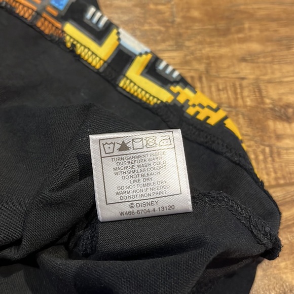 Disneyland Hong Kong size XL multi character short sleeve t-shirt - Picture 8 of 11